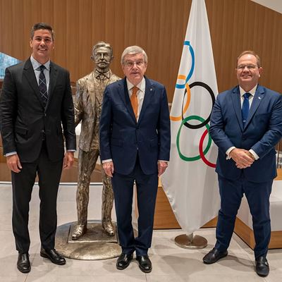 IOC President Bach welcomes Paraguay President Santiago Pe a to Olympic House