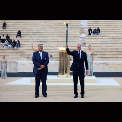 La flamme olympique a t remise Ath nes et entame son voyage vers l Italie en vue des Jeux de Milano Cortina 2026