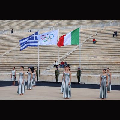 La flamme olympique a t remise Ath nes et entame son voyage vers l Italie en vue des Jeux de Milano Cortina 2026