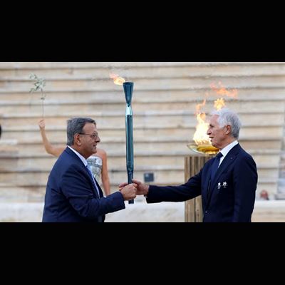 La flamme olympique a t remise Ath nes et entame son voyage vers l Italie en vue des Jeux de Milano Cortina 2026