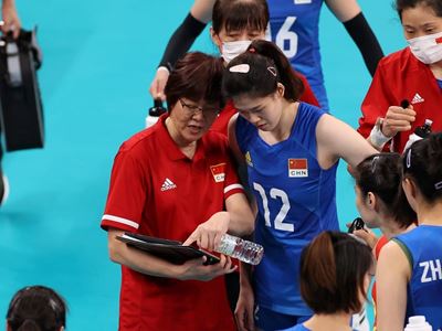 TOKYO JAPAN AUGUST 02 Lang Ping of Team China speaks in the huddle against Team Argentina during the Women s