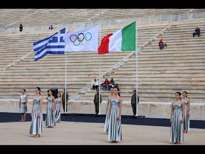 La flamme olympique a t remise Ath nes et entame son voyage vers l Italie en vue des Jeux de Milano Cortina 2026