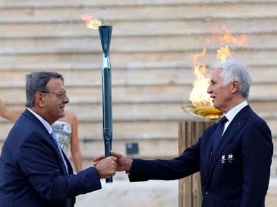 La flamme olympique a t remise Ath nes et entame son voyage vers l Italie en vue des Jeux de Milano Cortina 2026