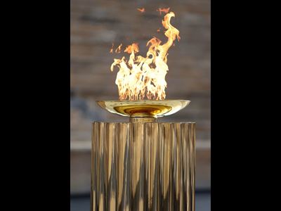 La flamme olympique a t remise Ath nes et entame son voyage vers l Italie en vue des Jeux de Milano Cortina 2026