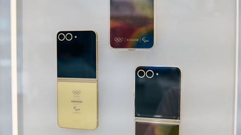 Paris 2024 medallists capturing Victory Selfies thanks to Samsung