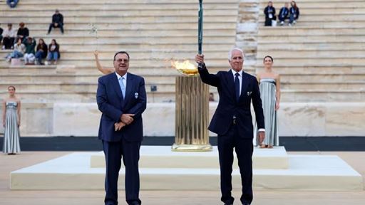 la-flamme-olympique-a--t--remise---ath-nes-et-entame-son-voyage-vers-l-italie-en-vue-des-jeux-de-mil