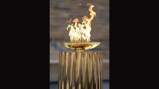 la-flamme-olympique-a--t--remise---ath-nes-et-entame-son-voyage-vers-l-italie-en-vue-des-jeux-de-mil