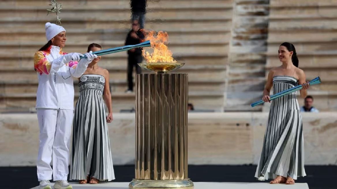La flamme olympique a t remise Ath nes et entame son voyage vers l Italie en vue des Jeux de Milano Cortina 2026