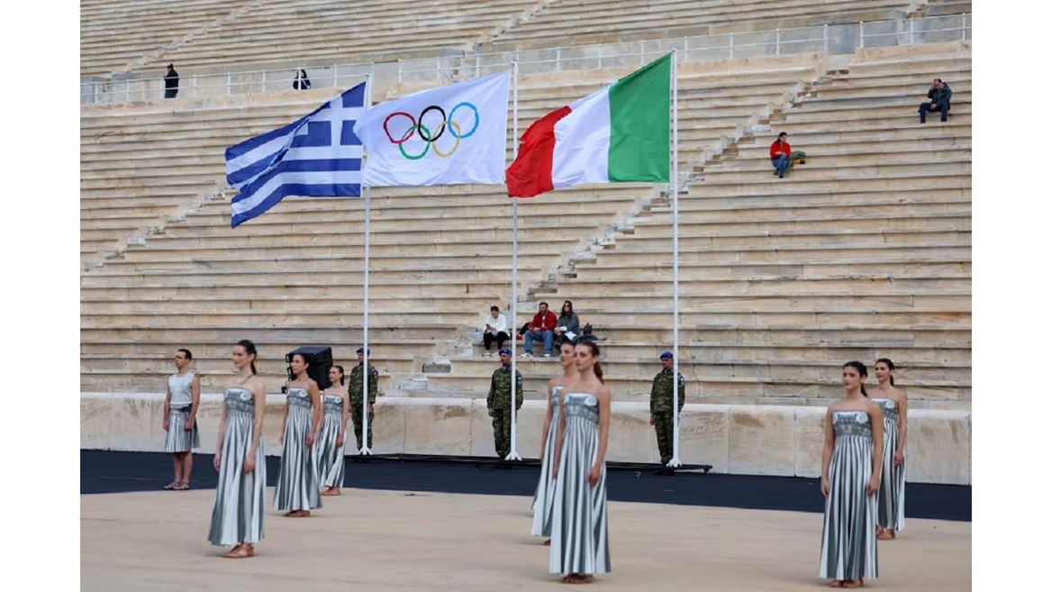 La flamme olympique a t remise Ath nes et entame son voyage vers l Italie en vue des Jeux de Milano Cortina 2026