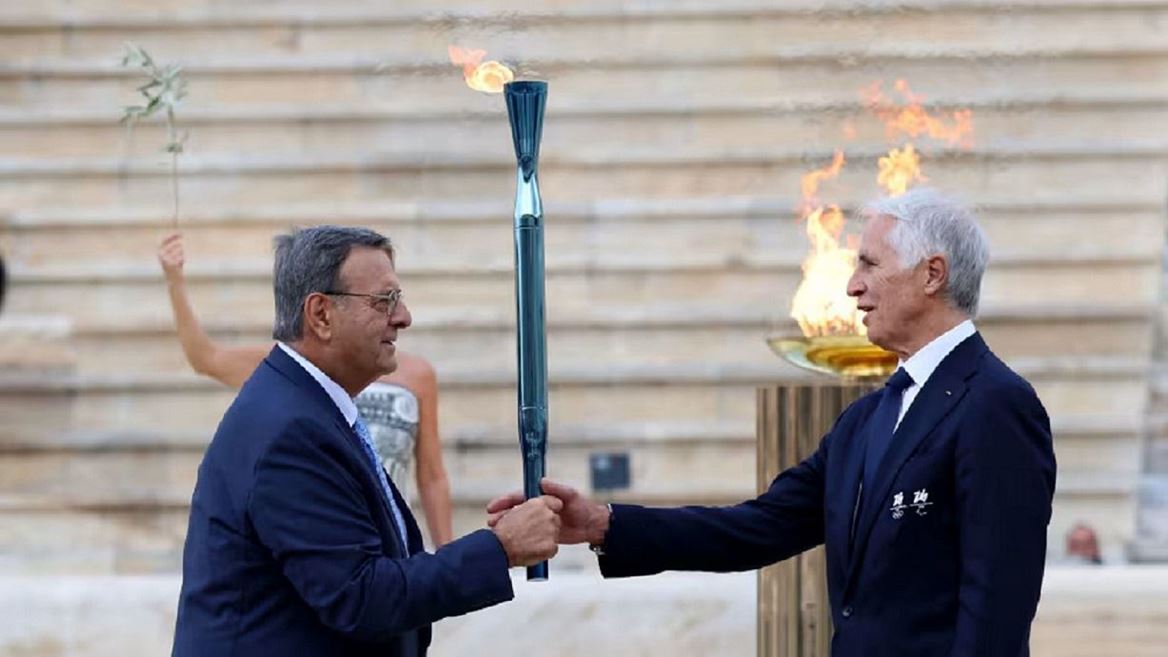 La flamme olympique a t remise Ath nes et entame son voyage vers l Italie en vue des Jeux de Milano Cortina 2026