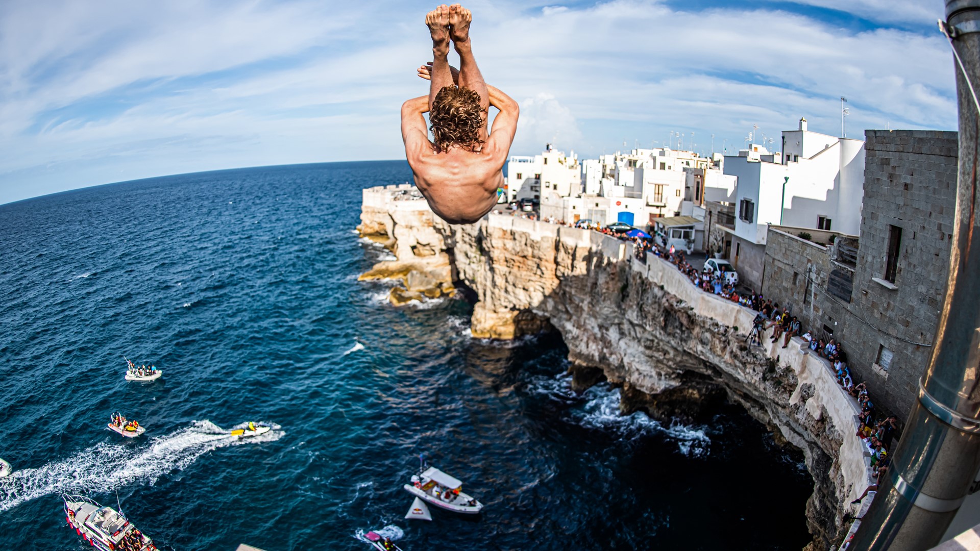 A BREATHTAKING DIVE INTO A SEA OF EXCITEMENT. FPT INDUSTRIAL IS OFFICIAL TECHNICAL PARTNER FOR THE RED BULL CLIFF DIVING
