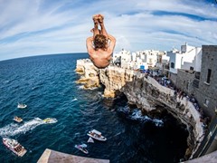 A BREATHTAKING DIVE INTO A SEA OF EXCITEMENT. FPT INDUSTRIAL IS OFFICIAL TECHNICAL PARTNER FOR THE RED BULL CLIFF DIVING WORLD SERIES