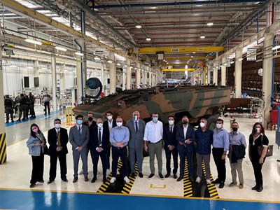 IDV_representantes do governo italiano e da Iveco Defence Vehicles.JPG