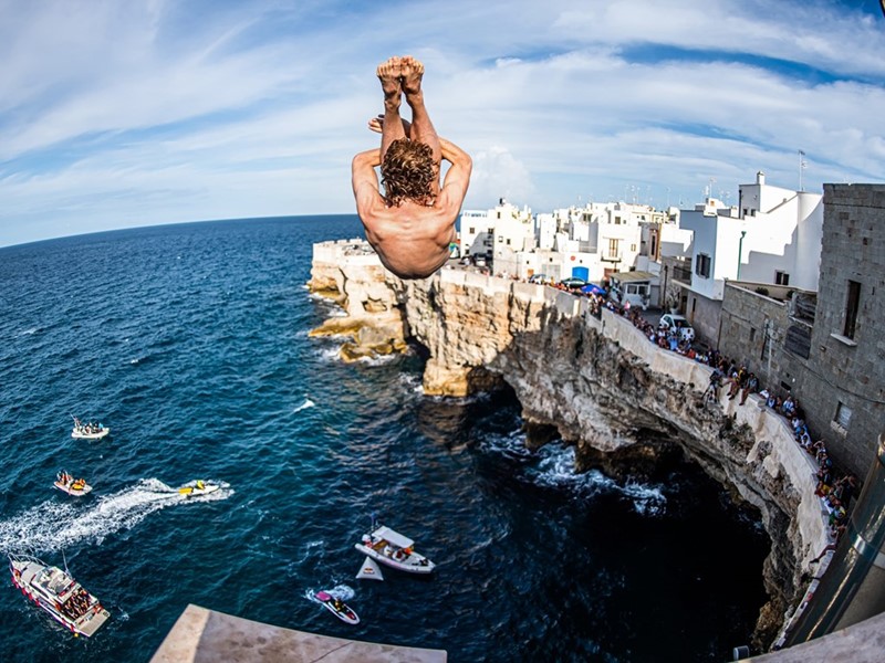 A BREATHTAKING DIVE INTO A SEA OF EXCITEMENT. FPT INDUSTRIAL IS OFFICIAL TECHNICAL PARTNER FOR THE RED BULL CLIFF DIVING