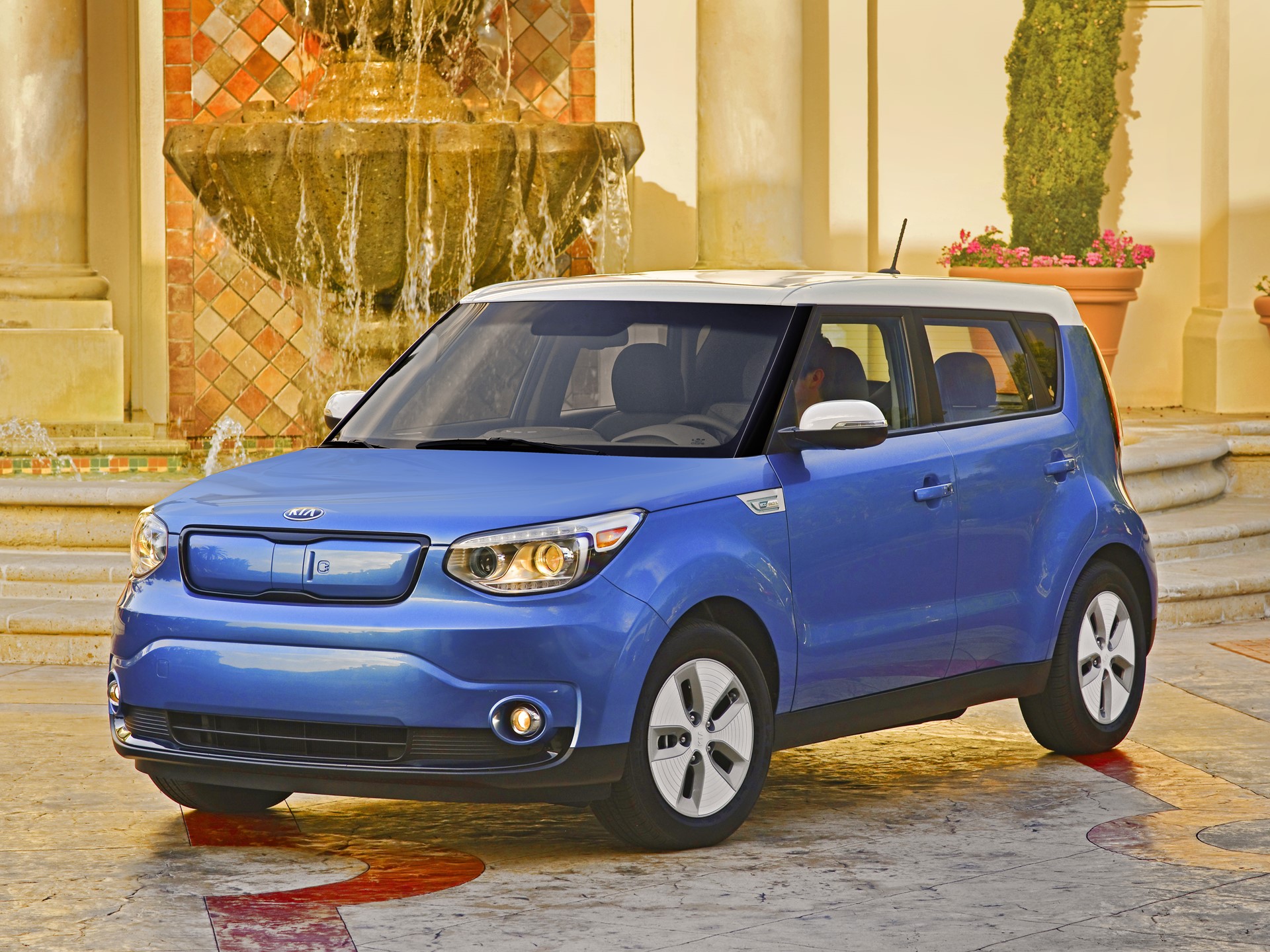 Kia Provides Electric Vehicles to the Advanced Power and Energy Program at the University of California, Irvine