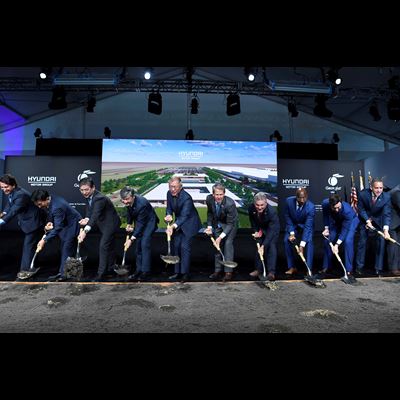 From left, Jose Munoz (President and COO of Hyundai Motor Company), Seungkyu Yoon (Executive Vice President and Head...