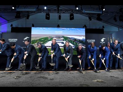 From left, Jose Munoz (President and COO of Hyundai Motor Company), Seungkyu Yoon (Executive Vice President and Head...