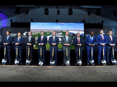 From left, Jose Munoz (President and COO of Hyundai Motor Company), Seungkyu Yoon (Executive Vice President and Head...