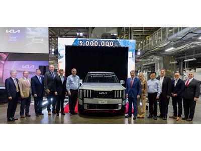 Pictured with the 2027 Kia Telluride HEV from left Consul General Joon ho Lee State Rep Vance Smith Technical