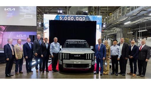 Pictured with the 2027 Kia Telluride HEV from left Consul General Joon ho Lee State Rep Vance Smith Technical