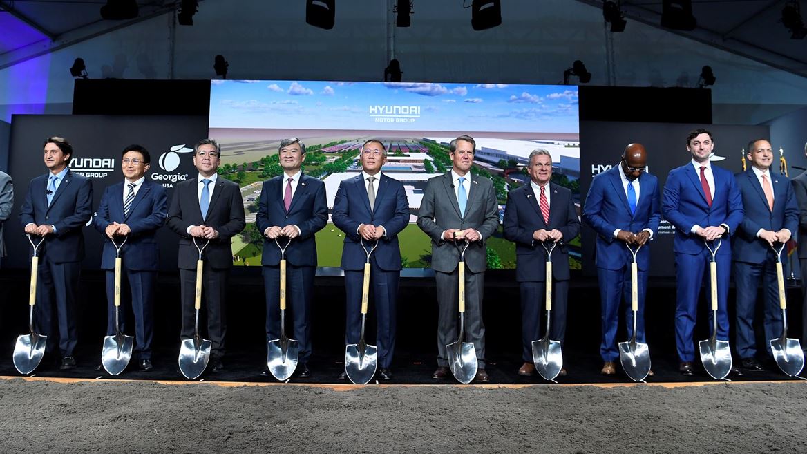 From left, Jose Munoz (President and COO of Hyundai Motor Company), Seungkyu Yoon (Executive Vice President and Head...