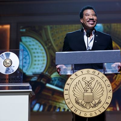 Lionel Richie accepts the 2022 Library of Congress Gershwin Prize