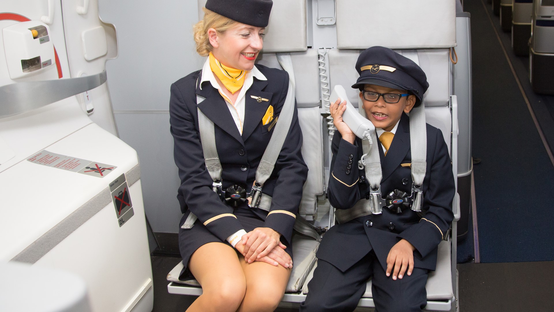 leak Clap Harden Indian Boy Makes Lufthansa's First in−Flight 'Announcement by a Kid'