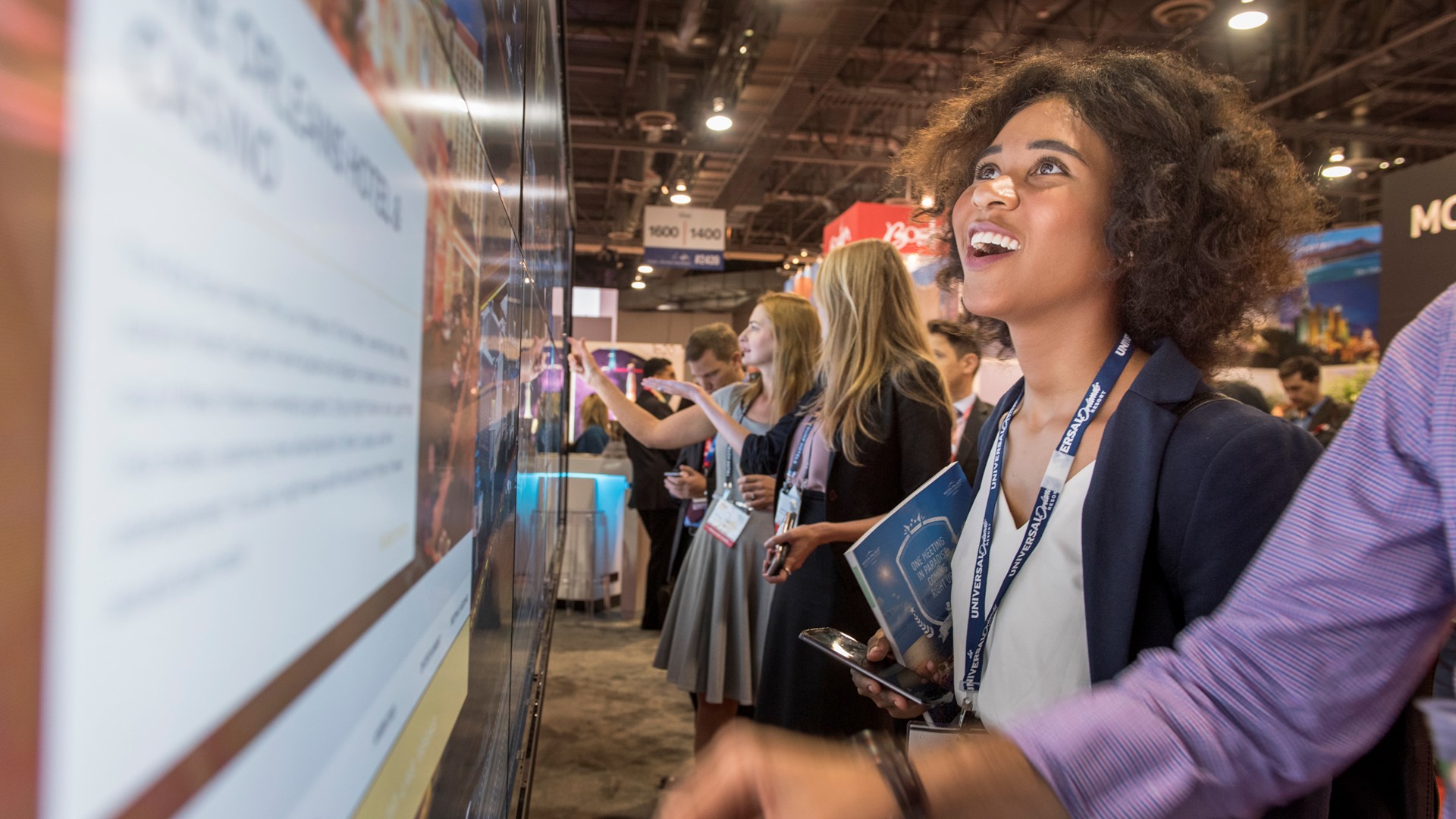 Trade show attendee experiences new technology