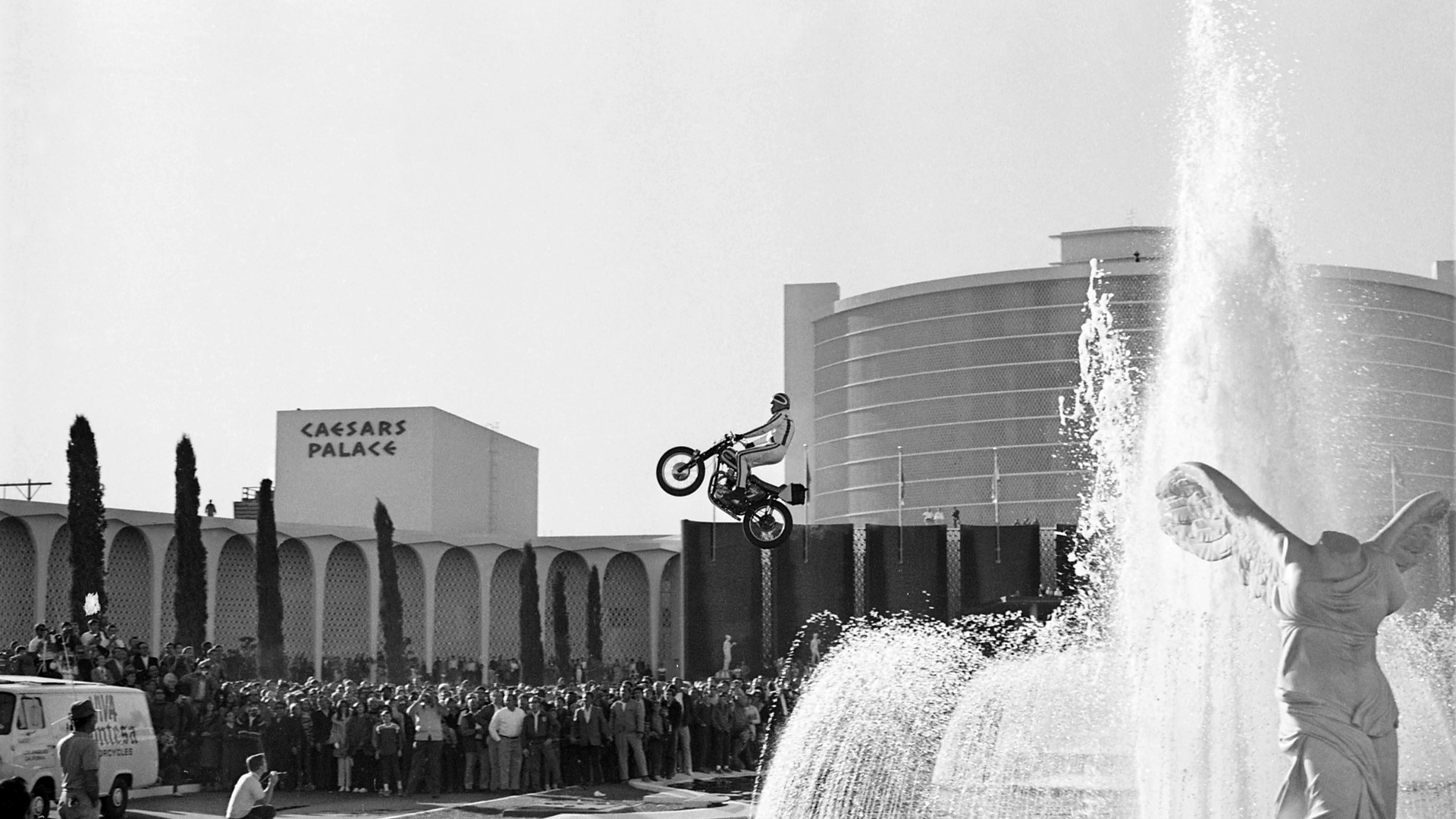 1967: Evel Knievel jumps over the Caesars Palace Fountains