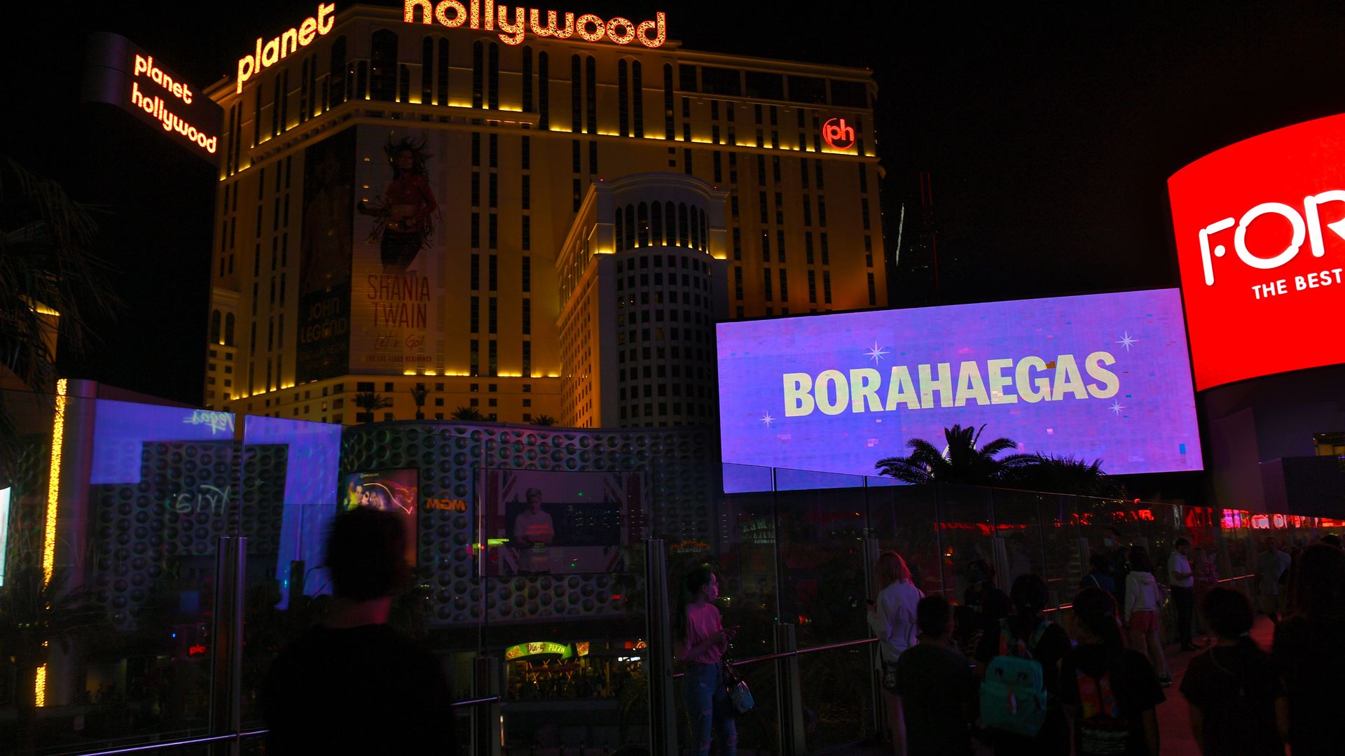 Borahaegas outside Planet Hollywood by Bryan Steffy