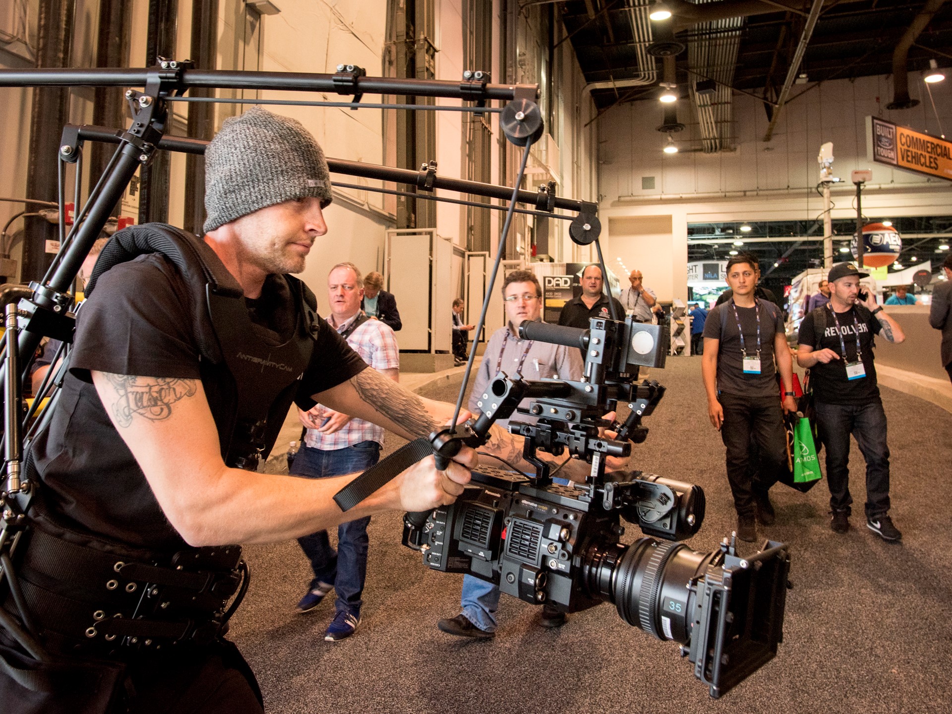 An exhibitor demonstrates Cinema Devices Antigravitycam camera