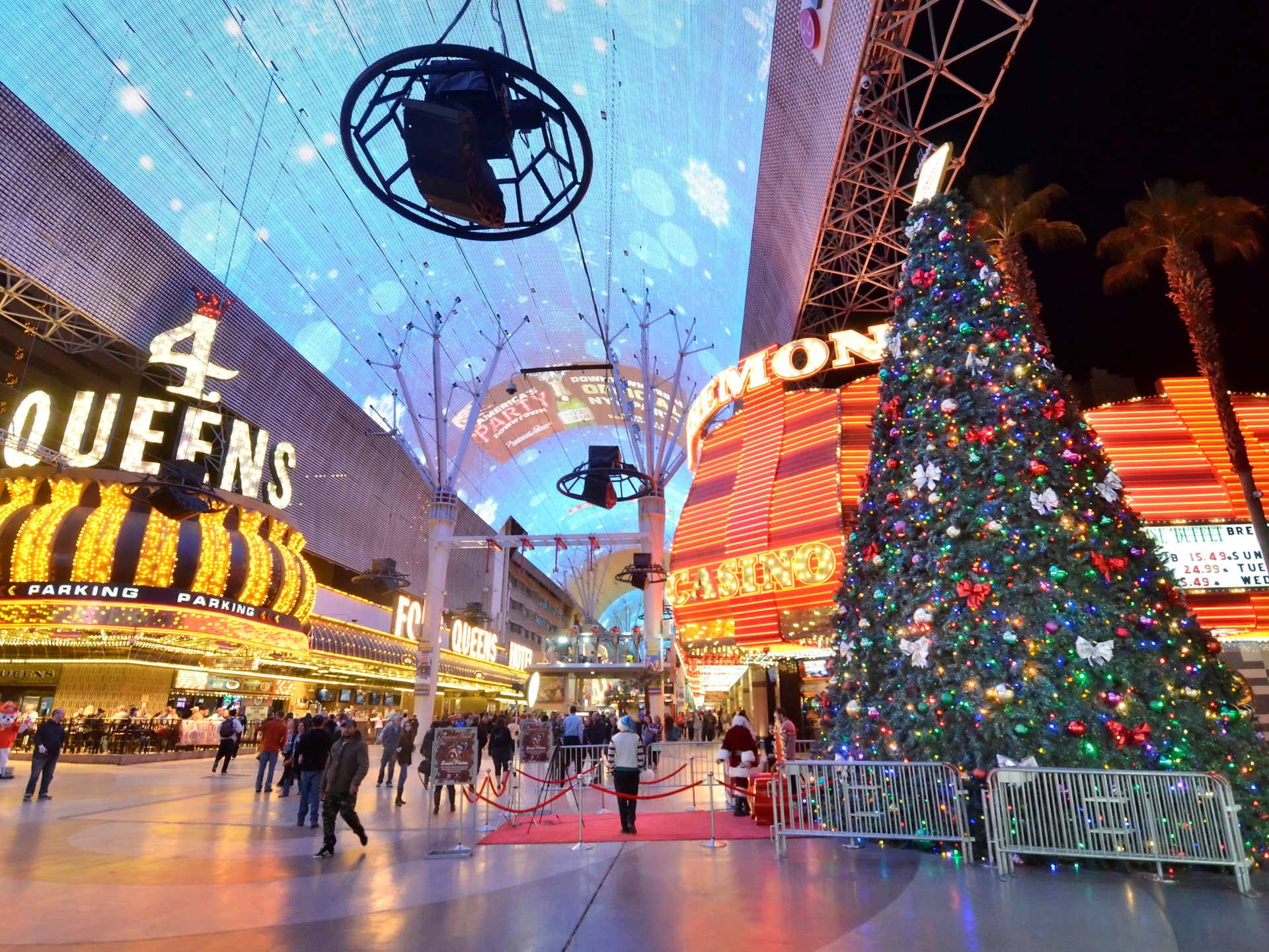 A Christmas tree is shown on Fremont Street in downtown Las Vegas, image size:1920x1440