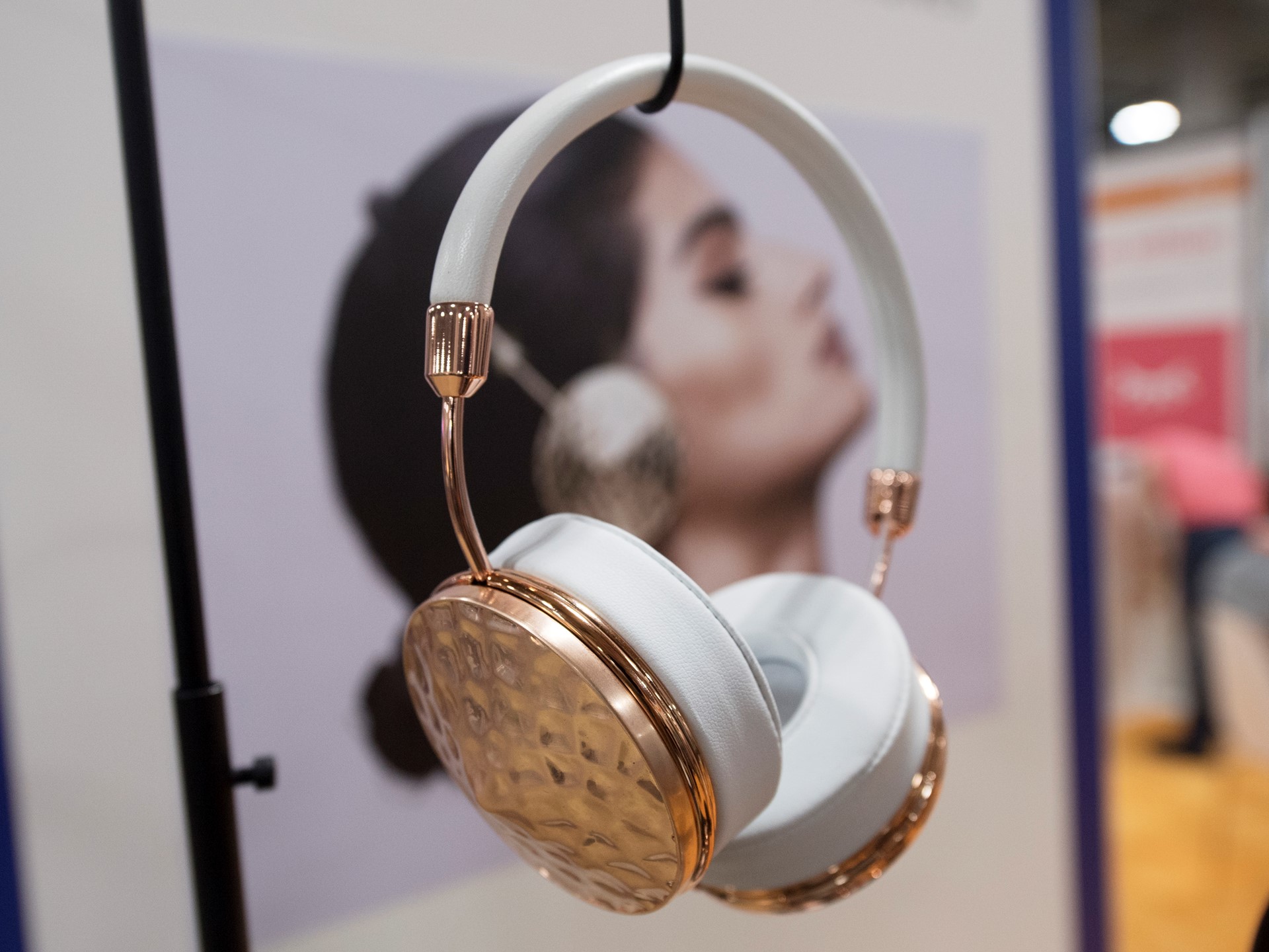 Fashion headphones with parts that can be swapped out for different looks from Dutch start-up Frends
