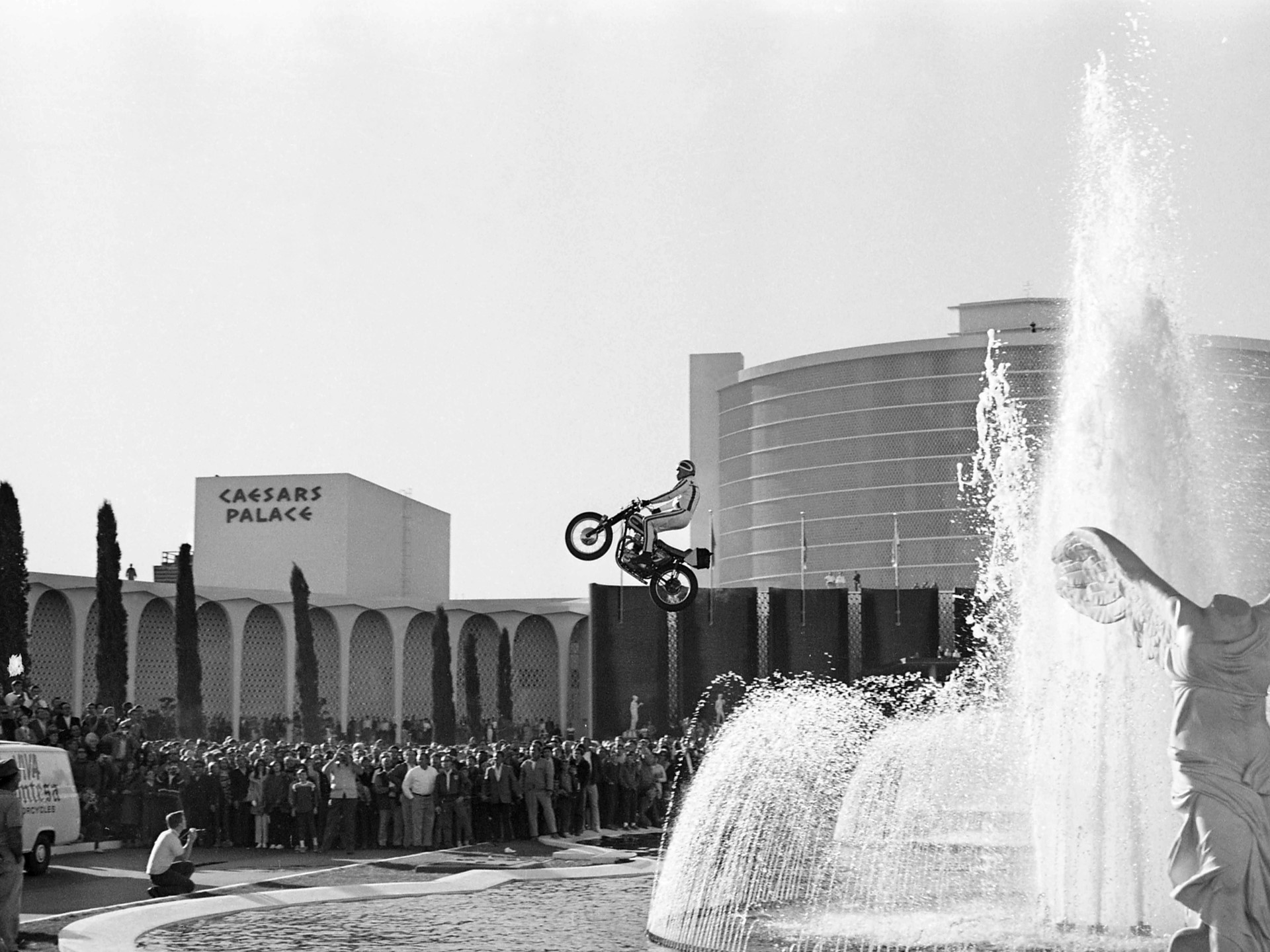 1967: Evel Knievel jumps over the Caesars Palace Fountains