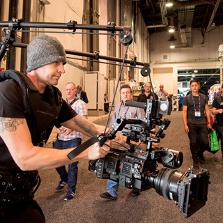 An exhibitor demonstrates Cinema Devices Antigravitycam camera