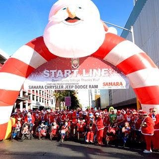 Runners ready to take off at the start line of the 2017 Great Santa Run