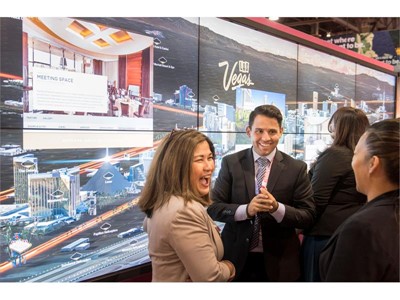 Trade show attendee experiences new technology