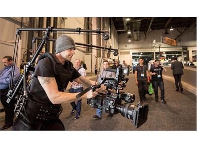 An exhibitor demonstrates Cinema Devices Antigravitycam camera