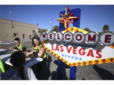 Oregon Ducks quarterback Taylor Alie and Oregon Ducks offensive lineman Shane Lemieux hand out autographed posters