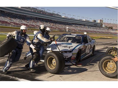 The pit crew for Ross Chastain #42, help him maintain his lead