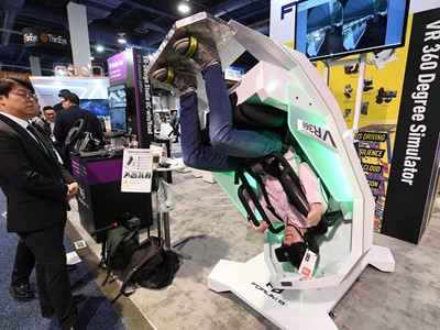 Earl Schaffer tries out a 360 degree VR simulator