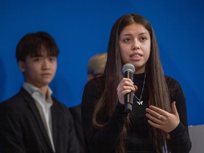 Gabrielle Floratos pitches her team’s creation Unotify