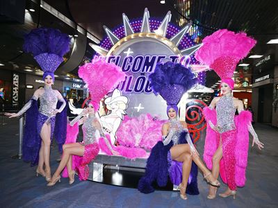 Showgirlsat Fabulous Pickups Photo Bench