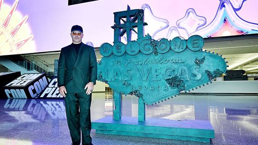 daniel-arsham-with--welcome-to-fabulous-las-vegas--sign-at-complexcon