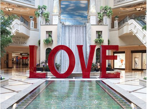 LOVE sculpture at The Palazzo Las Vegas LOVE sculpture at The Palazzo Las Vegas