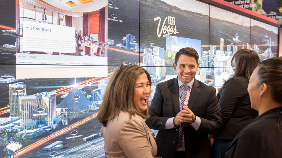 Trade show attendee experiences new technology