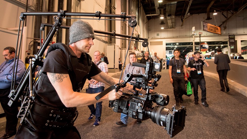 An exhibitor demonstrates Cinema Devices Antigravitycam camera