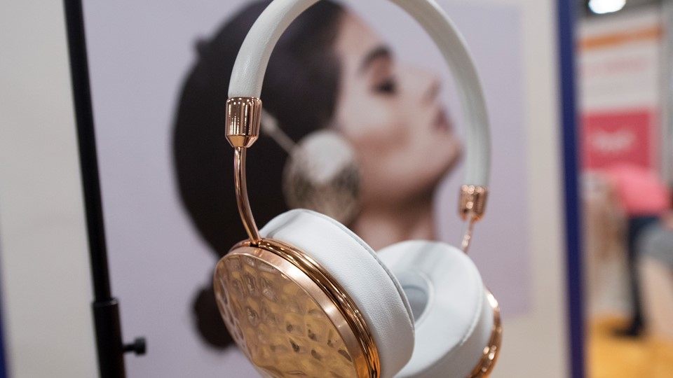 Fashion headphones with parts that can be swapped out for different looks from Dutch start-up Frends