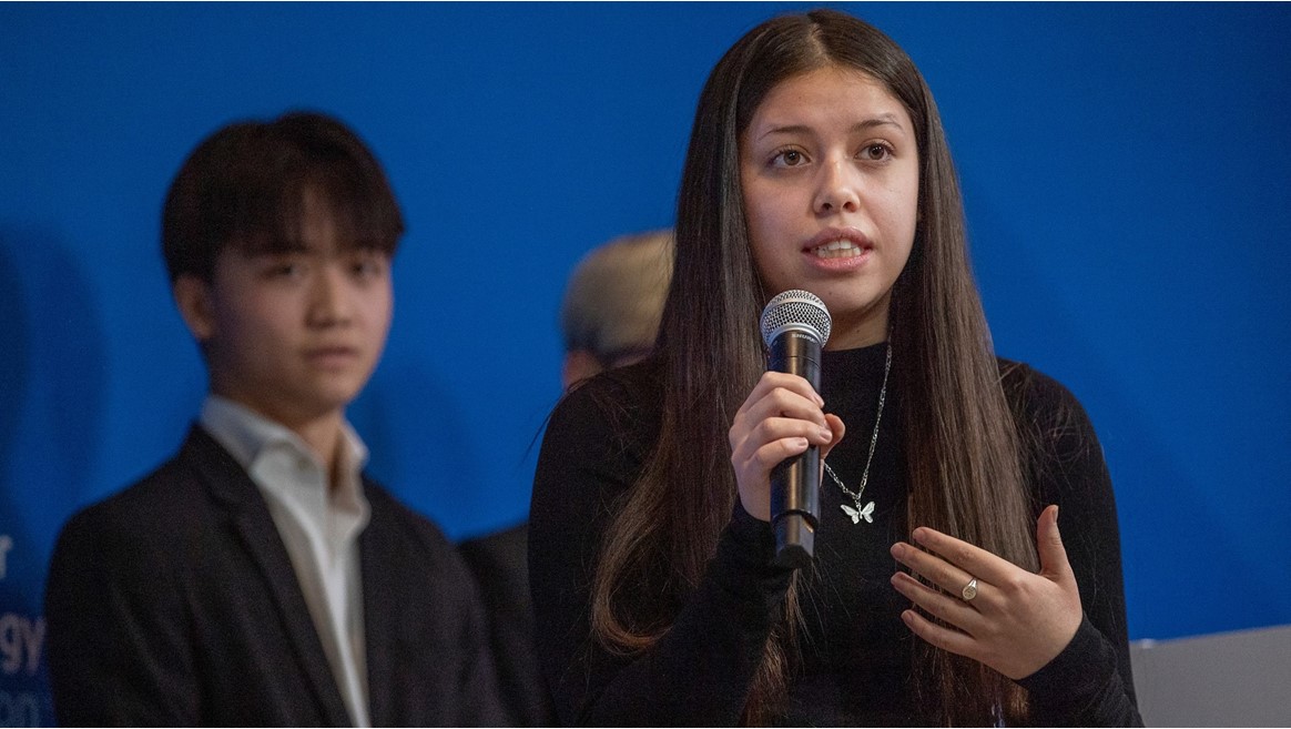 Gabrielle Floratos pitches her team’s creation Unotify
