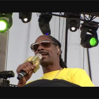 Snoop Dog Entertains Runners at the GEICO Rock 'n' Roll Las Vegas Marathon